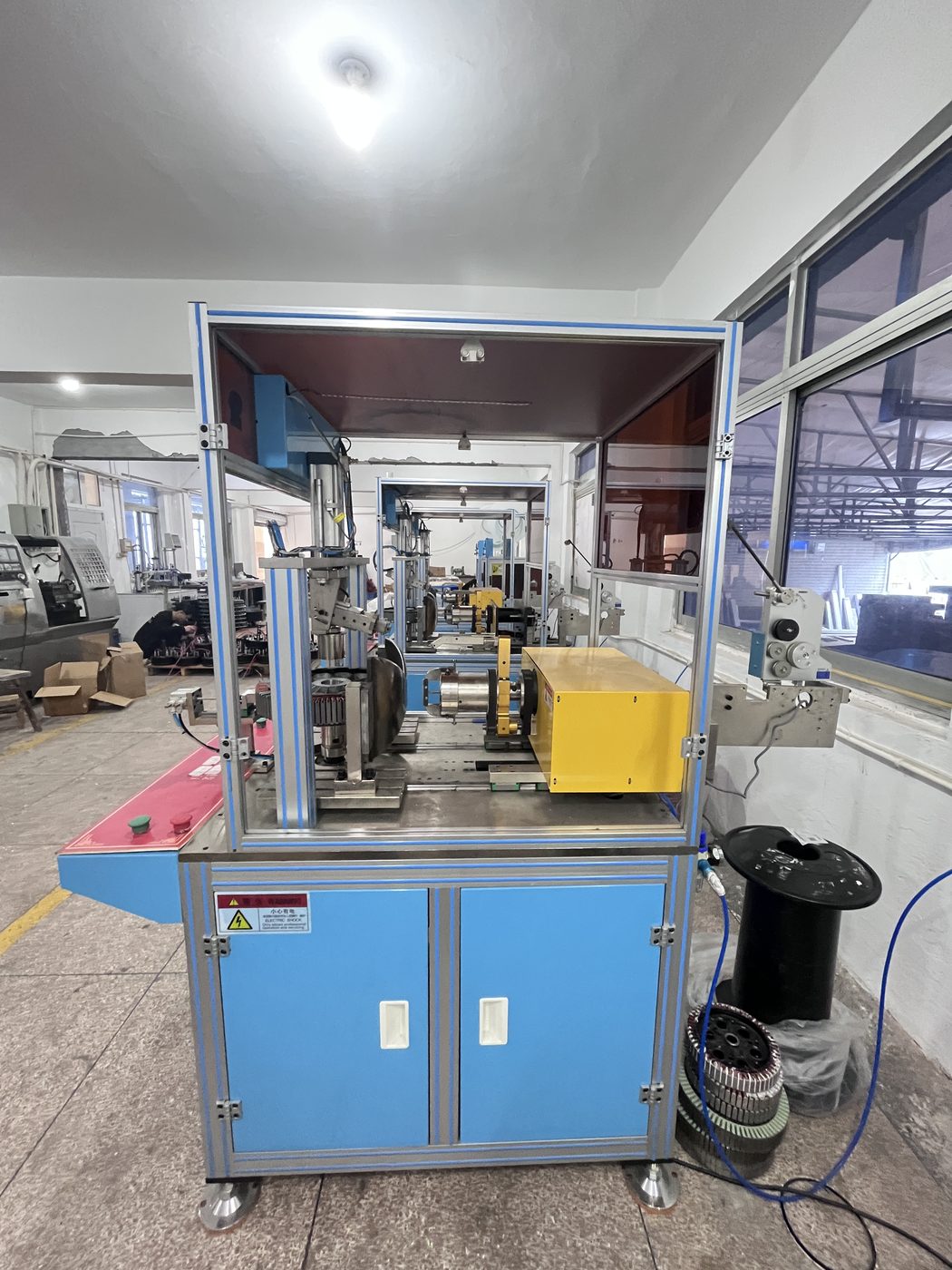 Thiết bị quấn dây motor trong xưởng nhà máy MEILILE