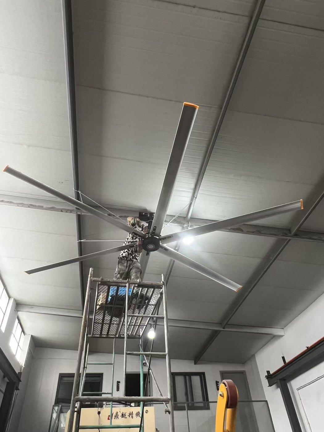 Quạt trần HVLS cánh lớn lắp dưới mái nhà xưởng sáng