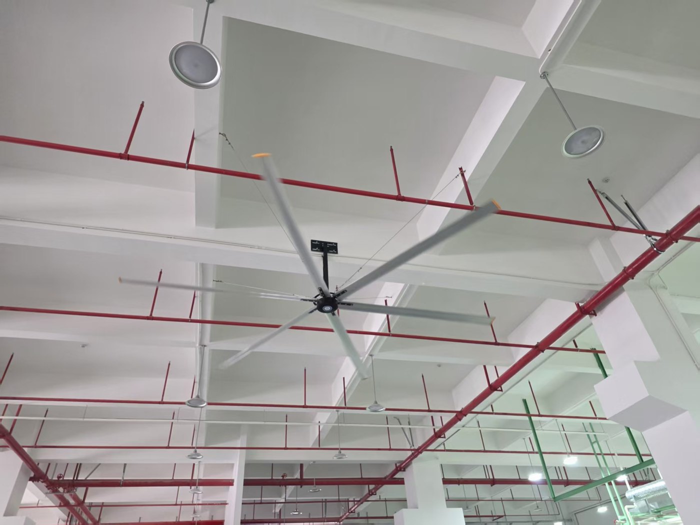 Quạt trần HVLS lắp trong xưởng trần cao thoáng