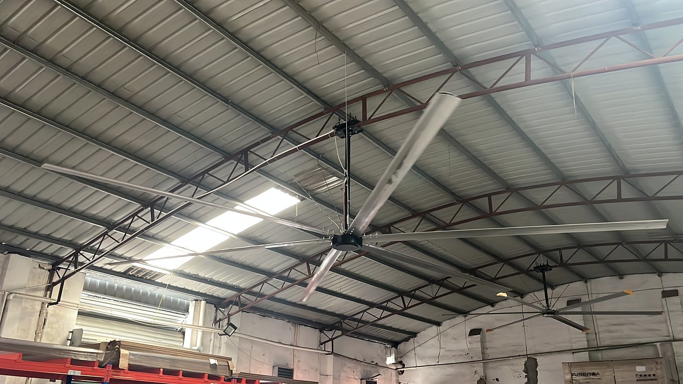 Quạt trần HVLS trong nhà xưởng khung thép rộng