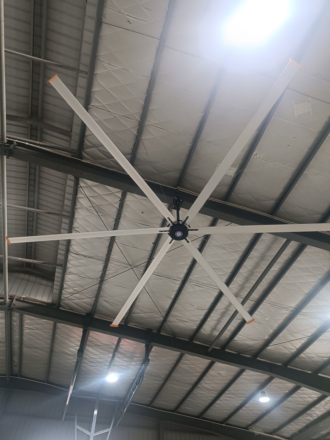 Quạt trần HVLS dưới mái tôn kết cấu thép